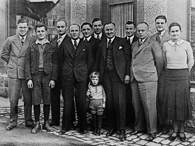 Adolf Häfele y sus empleados delante de la tienda de artesanía Häfele en Nagold