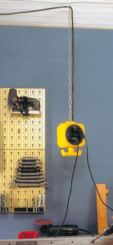 Distribuidor colgante de corriente, Con enchufes con toma de tierra 2x4